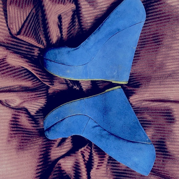 ➡️ BOGO ⬅️ 💙 DOLLHOUSE Vivid Blue Suede closed toe Wedges/ Used - Picture 5 of 7